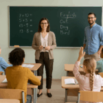 Τάξη σχολείου με εκπαιδευτικούς και μαθητές κατά τη διάρκεια μαθήματος